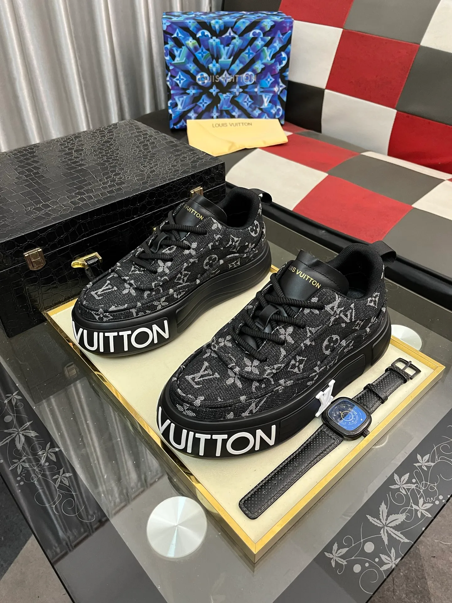 Men's shoes 💰560⌚️⌚️【LOUlS VUlTTON】Louis Vuitton ~ unique and casual style. LV counter purchasing 🏃casual shoes😍😍 Men's 2025 counters are on sale simultaneously, Italian imported brands select first-layer Italian cowhide. Cowhide leather lining (refuses to discolor and grind feet) Code number: 38-44 4⃣️colors available